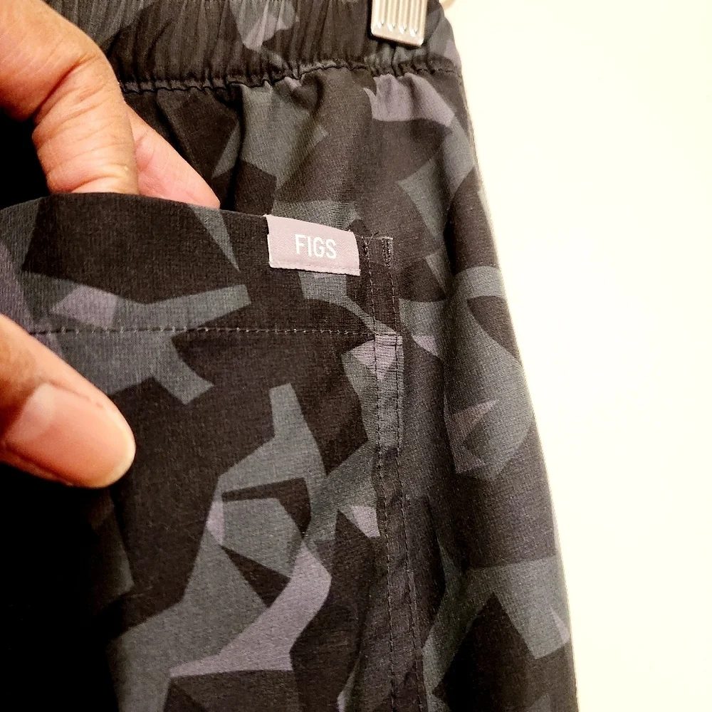 FIGS | Men's Black & Gray Camouflage Cargo Jogger Medical Scrubs Pants (Size XS)